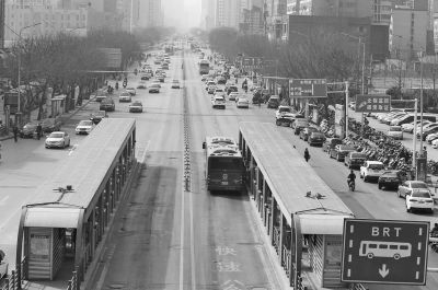 鄭州市農(nóng)業(yè)路與中州大道交叉口一路向西，沿線兩側(cè)仍在拆遷。
