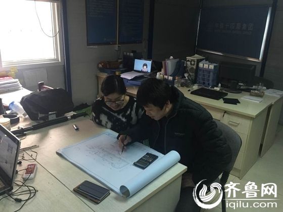 因為工作性質(zhì)，楊曉娜和肖永強在一起最多的時間是在一線學習工作，共同進步。（齊魯網(wǎng)發(fā) 趙巖 攝）