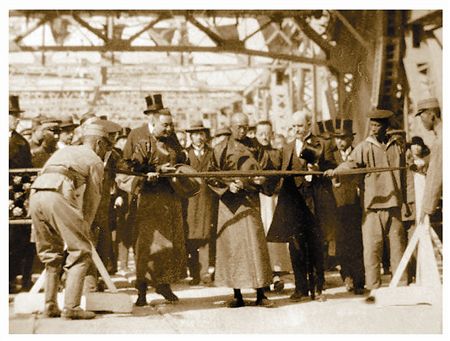 竣工典禮剪彩瞬間，中間者為張作霖所派代表中華民國(guó)內(nèi)務(wù)部次長(zhǎng)齊耀珹，其左側(cè)為曾任交通總長(zhǎng)的吳毓麟。