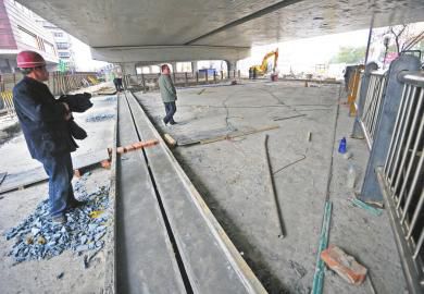 昨天，改造重建后的少年路西橋主體基本完工，橋面鋪設(shè)和兩側(cè)護欄安裝已經(jīng)完成，下一步將進入橋面的瀝青鋪設(shè)和護欄粉刷階段。少年路西橋原橋橋梁受外界自然條件和過往車輛荷載影響導(dǎo)致破壞嚴(yán)重。此次重建后的新橋分為三幅，南北兩側(cè)為3.25米人行道，中間為15.75米機非混行道，人行道與機非混行道之間為2.5米，采用護欄隔離。按照施工計劃，新建少年路西橋?qū)⒂?月5日竣工通車。