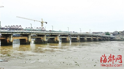 現(xiàn)在的寧海橋是雙層橋面，上層是1983年修的水泥公路橋，下層是古石橋