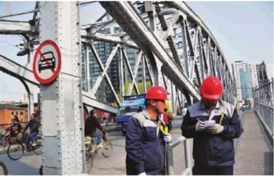 歷史悠久的蘇州河鋼結(jié)構(gòu)老橋—浙江路橋即將大修，目前已開始前期籌備。浙江路橋有著造型優(yōu)美的魚腹式簡支梁鋼桁架，1908年英國人參與建造時，使用了鉚接工藝，目前已到必須大修之時。據(jù)悉，浙江路橋雖幾經(jīng)修繕，但經(jīng)歷了107年的風(fēng)風(fēng)雨雨，整橋處于危橋狀態(tài)，特別是橋身下部銹蝕嚴重，如不徹底檢修，將無法安全服役。