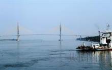 圖為1月拍攝的橫跨柬埔寨湄公河的河良大橋。（摘自共同社）