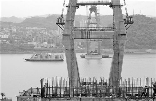4月9日,豐都長江二橋正在建設(shè)中?？偼顿Y近13億的豐都長江二橋已完成總工程量的55%,預(yù)計明年10月投用。該橋建成后,將進(jìn)一步推動豐都長江兩岸的經(jīng)濟(jì)發(fā)展。