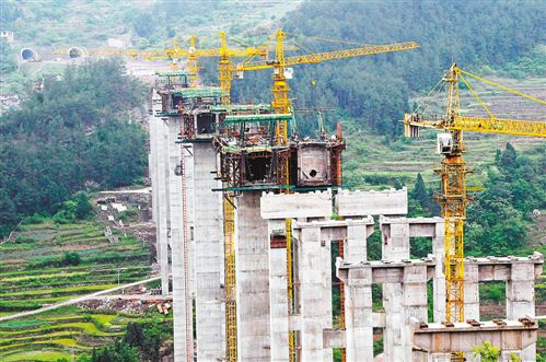 4月10日,正在建設中的豐都至忠縣高速公路豐都段控制性工程—石梁子特大橋。該大橋2012年開工,目前總體工程已完成過半。預計明年中期,豐忠高速路將建成投用。