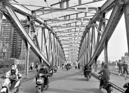 浙江路橋建成于1908年，在蘇州河橋梁大家族中排在第二位。