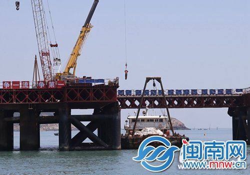 這些橋樁都有百米深;工人作業(yè)時，穿著救生衣吊到海上平臺