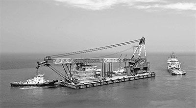 4月15日，“瑞航05”輪在拖輪帶動下從青島海西重機(jī)有限責(zé)任公司碼頭駛向大海。