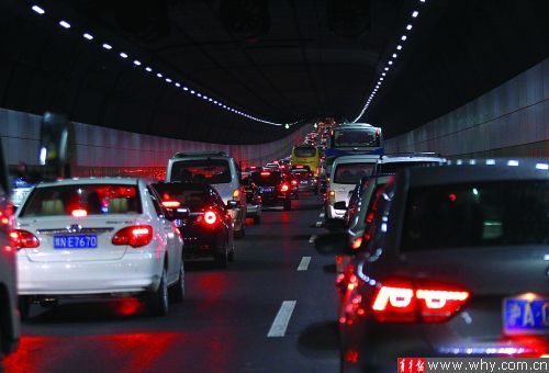 圖片說(shuō)明：從市區(qū)到崇明的長(zhǎng)江隧橋逢節(jié)假日易出現(xiàn)擁堵。資料圖