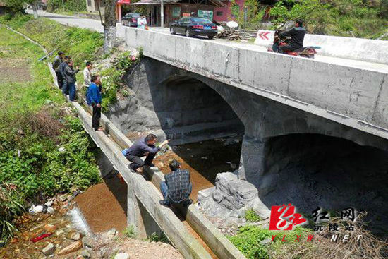 (專家組對(duì)沅陵境內(nèi)危橋改造工程現(xiàn)場(chǎng)勘測(cè)驗(yàn)收)