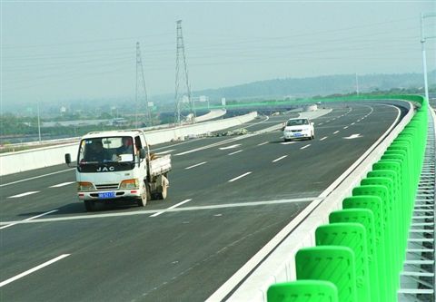 車輛行駛在肇花高速三水段上。目前，三水已有肇花、西二環(huán)、二廣、廣肇等多條高速公路通車，廣佛肇高速通車后，三水交通區(qū)位優(yōu)勢將更加明顯。
