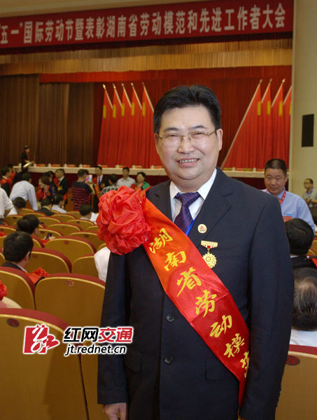 大學(xué)一畢業(yè)，方聯(lián)民就進入湖南路橋工作，用32年的時間踐行他的路橋之夢，從最基層的技術(shù)員成長為路橋湘軍的掌門人，為中國路橋建設(shè)事業(yè)做出了巨大的貢獻。圖為，湖南路橋董事長、總經(jīng)理方聯(lián)民在湖南省委禮堂參加勞模表彰大會。（攝影