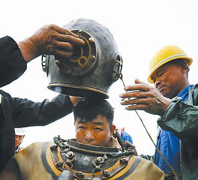 5月2日，冒著蒙蒙細(xì)雨，郝晉新帶領(lǐng)著創(chuàng)新工作室的成員們，對(duì)淮南孔李淮河大橋工程施工中關(guān)于采空區(qū)橋墩固定的攻關(guān)課題進(jìn)行最后一次現(xiàn)場(chǎng)數(shù)據(jù)核查。