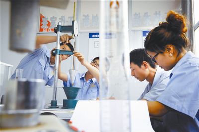 創(chuàng)新工作室成員們對(duì)工地采集回來的數(shù)據(jù)進(jìn)行計(jì)算分析