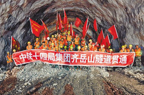 5月9日，湖北利川至重慶萬州高速公路的咽喉工程—齊岳山隧道貫通。齊岳山隧道穿越鄂西艱險山區(qū)的大面積巖溶地帶，是地質(zhì)條件非常復(fù)雜的公路隧道，這條隧道的貫通標(biāo)志著我國特殊不良地質(zhì)條件下地下工程的科研與施工技術(shù)取得重大突破。據(jù)介紹，利（川）萬（州）高速公路湖北段全長42.11公里，全線咽喉工程齊岳山隧道的按期安全貫通，為利萬高速公路如期在2016年建成通車奠定了堅實的基礎(chǔ)。