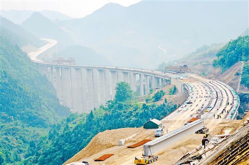 日前，忠縣至萬(wàn)州高速公路萬(wàn)州段河源特大橋正在施工建設(shè)。忠萬(wàn)高速全長(zhǎng)78公里，總投資80億元，2013年中期開(kāi)工建設(shè)，目前已完成總體工程量的70%左右，預(yù)計(jì)明年通車(chē)。記者