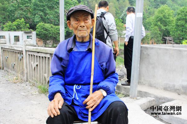 96歲的樂山雙橋村村民王國升參與了樂西公路五洞橋的修建。（中國臺灣網(wǎng) 宣玲玲 攝）