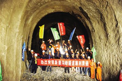 5月24日，中鐵七局路橋公司施工人員現(xiàn)場慶祝隧道貫通。當日上午，經(jīng)過中鐵七局路橋公司施工人員30個月的施工，地處陜西秦嶺腹地、全長6900米的寧西鐵路增建二線（陜西段）控制性工程—新磨溝嶺隧道順利貫通。新華社發(fā)