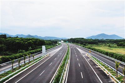 屯瓊高速，一條綠色之路，富民之路。