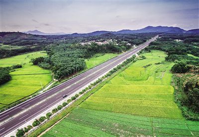 新建成通車的屯瓊高速公路猶如一條彩帶，飄逸在中部地區(qū)的青山綠水間。顯煌