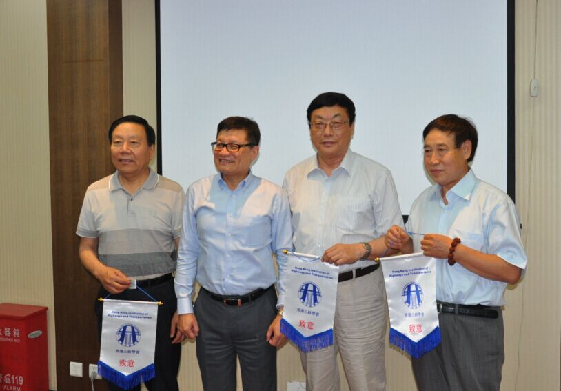 2015年6月4日至5日，香港公路學(xué)會(huì)鄭定寧會(huì)長(zhǎng)一行9人到訪中國(guó)公路學(xué)會(huì)，并與中國(guó)公路學(xué)會(huì)、北京公路學(xué)會(huì)、上海市公路學(xué)會(huì)在北京召開(kāi)了交流座談會(huì)，中國(guó)公路學(xué)會(huì)劉家鎮(zhèn)副理事長(zhǎng)主持座談會(huì)，中國(guó)公路學(xué)會(huì)秘書(shū)處領(lǐng)導(dǎo)及有關(guān)部門(mén)負(fù)責(zé)人參加座談會(huì)。