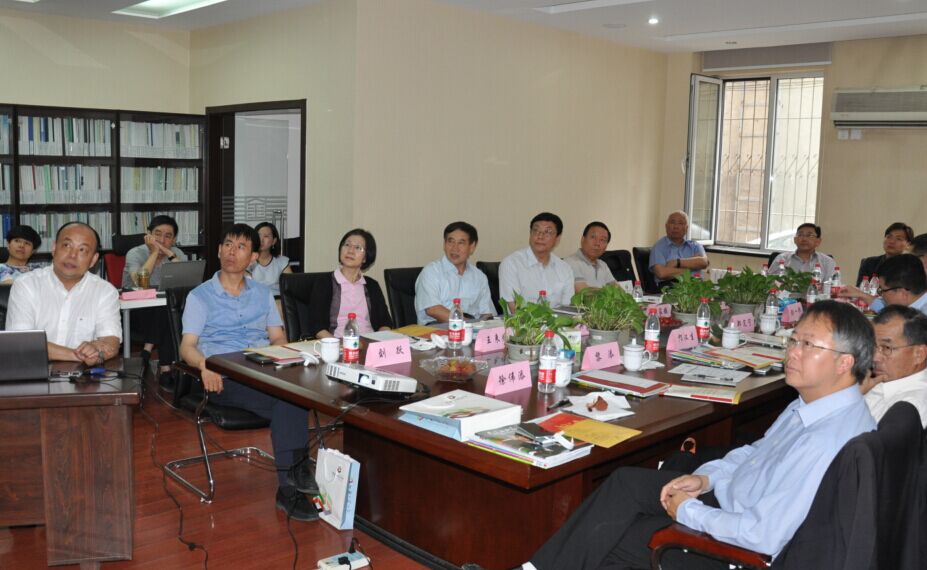 2015年6月4日至5日，香港公路學(xué)會(huì)鄭定寧會(huì)長(zhǎng)一行9人到訪中國(guó)公路學(xué)會(huì)，并與中國(guó)公路學(xué)會(huì)、北京公路學(xué)會(huì)、上海市公路學(xué)會(huì)在北京召開(kāi)了交流座談會(huì)，中國(guó)公路學(xué)會(huì)劉家鎮(zhèn)副理事長(zhǎng)主持座談會(huì)，中國(guó)公路學(xué)會(huì)秘書(shū)處領(lǐng)導(dǎo)及有關(guān)部門(mén)負(fù)責(zé)人參加座談會(huì)。
