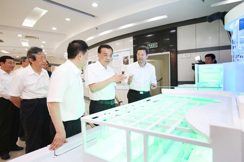 李克強15日在中國核電工程公司考察，詳細了解我國第三代核電機組“華龍一號”各項性能。圖片來自中國政府網(wǎng)