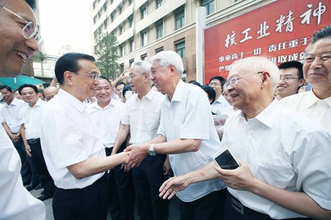 李克強15日考察中國核電工程公司時，老中青三代核電人爭相向總理表示一定把“華龍一號”打造成世界一流核電品牌。圖片來自中國政府網(wǎng)