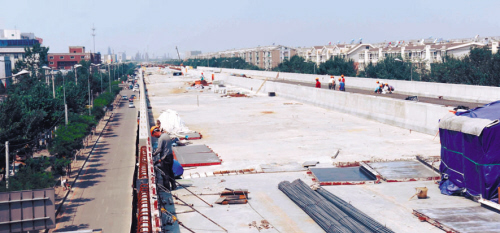 日前，迎賓路高架橋施工正在緊張進行中。6月16日，沈陽市建委相關(guān)負責人介紹，預計7月中旬，高架橋主體工作將完成，最快8月底前橋梁將具備通車條件，9月份正式通車。橋梁全線將預留WIFI接口，成為沈陽市首座免費WIFI快速路。