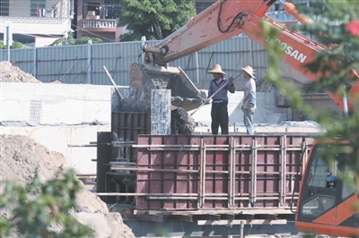 正在緊張建設(shè)中的三亞榕根大橋。孫清攝