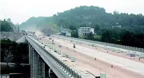 圖為蘆溪河大橋基本完工，開放通行