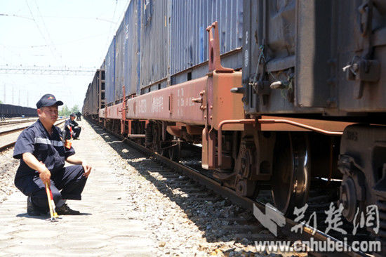列車到達(dá)作業(yè)場(chǎng)，檢車員們按規(guī)定接車，觀察列車進(jìn)站時(shí)運(yùn)行狀態(tài)
