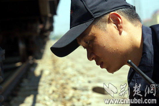 工作中，檢車員們個(gè)個(gè)汗流夾背，豆大的汗珠順著臉膛流淌