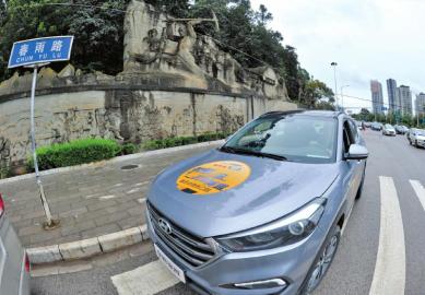 20日上午，“重走史迪威公路”車隊(duì)抵達(dá)滇緬公路“零公里”起點(diǎn)。