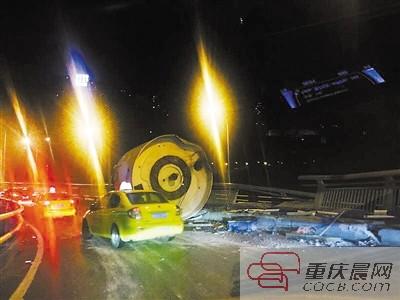 昨日凌晨，事發(fā)后仍有車輛通過現(xiàn)場。