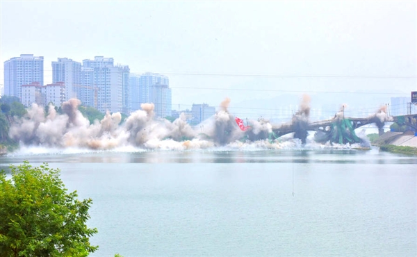Bang！2888支雷管瞬間覆滅張家界250米大橋