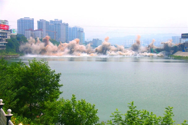 Bang！2888支雷管瞬間覆滅張家界250米大橋