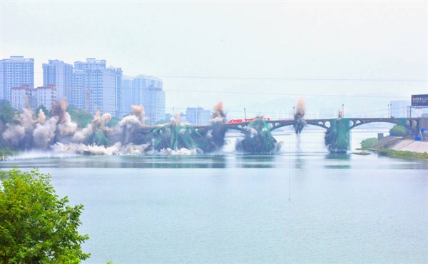 Bang！2888支雷管瞬間覆滅張家界250米大橋