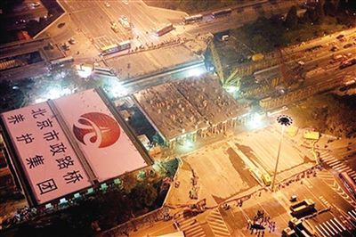 圖為等待嵌入的新橋面。