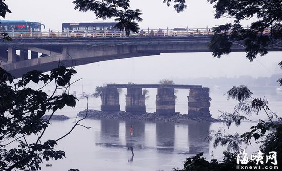 由從宋代浮橋、明代石橋到現(xiàn)如今全國最美斷橋，福州閩江上的洪山古橋已歷經(jīng)千余年。宋代理學(xué)大家朱熹曾十多次來到福州，也都是經(jīng)過當(dāng)年的浮橋進(jìn)城。