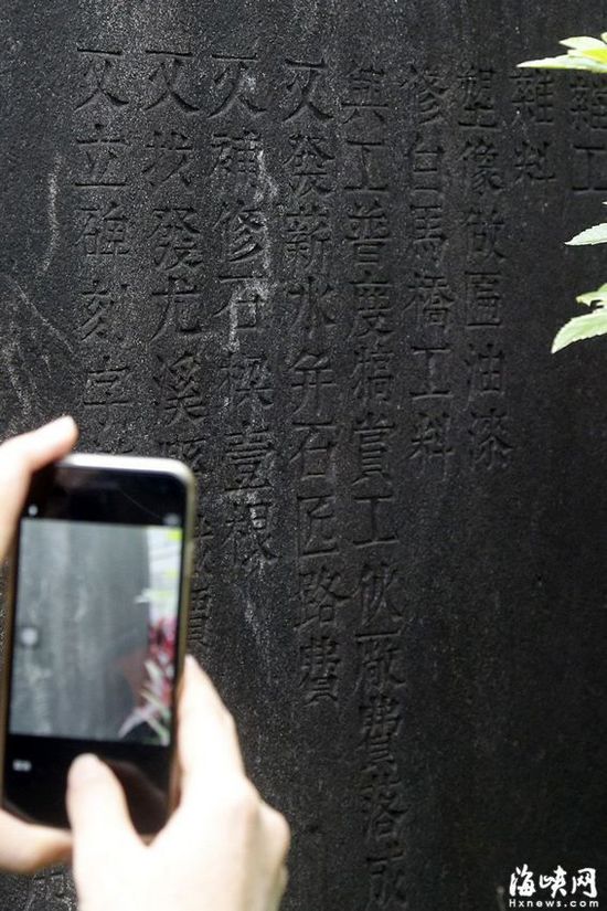 “現(xiàn)在不是討論要不要保護(hù)古橋的問題，而是必須保護(hù)古橋。”省政協(xié)委員雷云說，福州是國家級歷史文化名城，今年2月發(fā)布的《福州歷史文化名城保護(hù)規(guī)劃》中已將洪塘片區(qū)納入8片歷史文化風(fēng)貌區(qū)當(dāng)中。洪山斷橋是洪塘風(fēng)貌區(qū)中的一個(gè)元素，已上升到法律層面，必須將其保護(hù)起來。