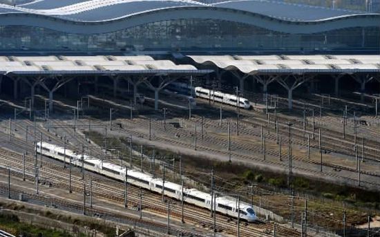 12月16日，從空中俯瞰長沙南站，一列高鐵列車正緩緩駛出站臺(tái)。長沙南站與機(jī)場磁懸站進(jìn)行了無縫對(duì)接，長沙磁浮快線正式開通運(yùn)營后，乘客從長沙高鐵南站搭乘磁浮列車，只需10余分鐘即可到達(dá)黃花國際機(jī)場。
