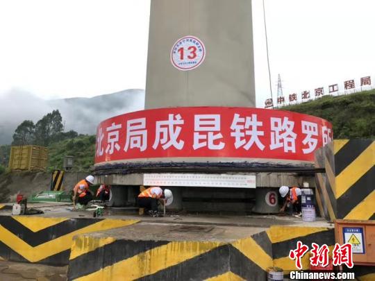 圖為大橋轉(zhuǎn)體現(xiàn)場(chǎng)。鐘欣 攝