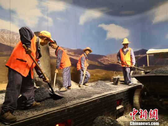 圖為甘肅公路博物館內(nèi)展陳20世紀(jì)八九十年代，公路養(yǎng)護(hù)職工在炒盤上拌制瀝青混合料的工作場景。馮志軍 攝