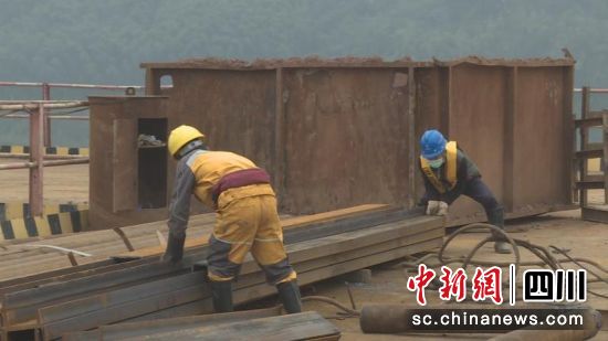 工人正在抓緊施工。朱安康攝