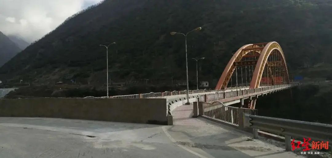 突發(fā)！四川甘孜州瀘定縣大渡河大橋橋面產(chǎn)生裂縫斷道