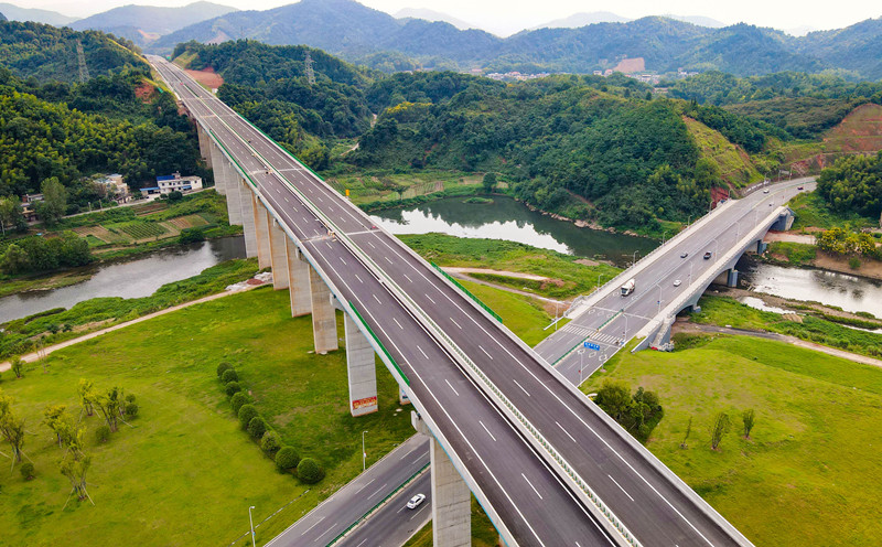 萍蓮高速公路地形地貌復雜，區(qū)域高差懸殊，橋梁隧道比率高達到43.2%，全線共建有隧道5座。（央廣網(wǎng)發(fā) 文怡 攝）