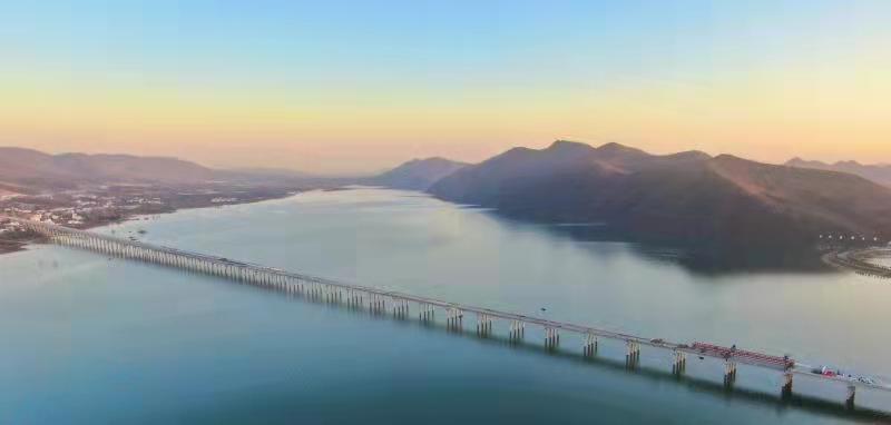 全長(zhǎng)2920米！河南西淅高速段張灣特大橋單幅貫通
