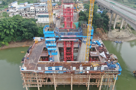 盤龍柳江特大橋32#主墩下橫梁澆筑完成。