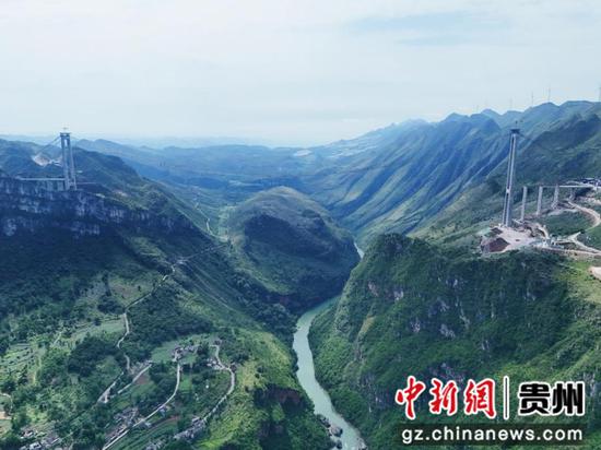 建設(shè)中的花江峽谷大橋。